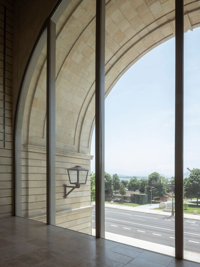 Interior del gran arco acristalado del Edificio Pereda con vistas al Paseo de Pereda y la bahía de Santander.