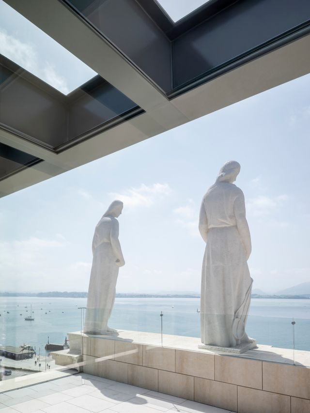 Esculturas alegóricas restauradas de José Planes en la terraza de Faro Santander con vistas panorámicas a la bahía.