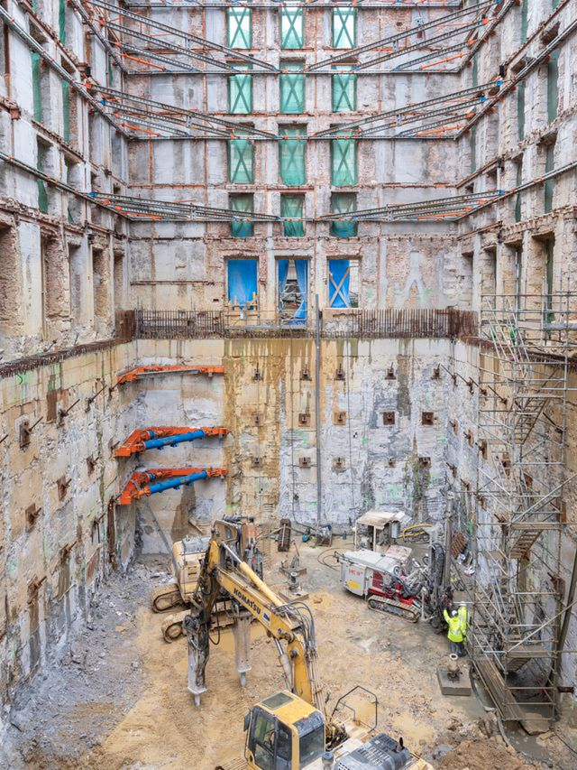 Trabajos de excavación del vaso subterráneo y cimentación en las obras de transformación del Edificio Pereda.
