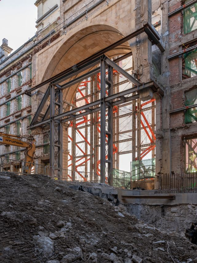 Estructura metálica de andamiaje y soporte durante la rehabilitación del arco del Edificio Pereda por Juan Baraja.