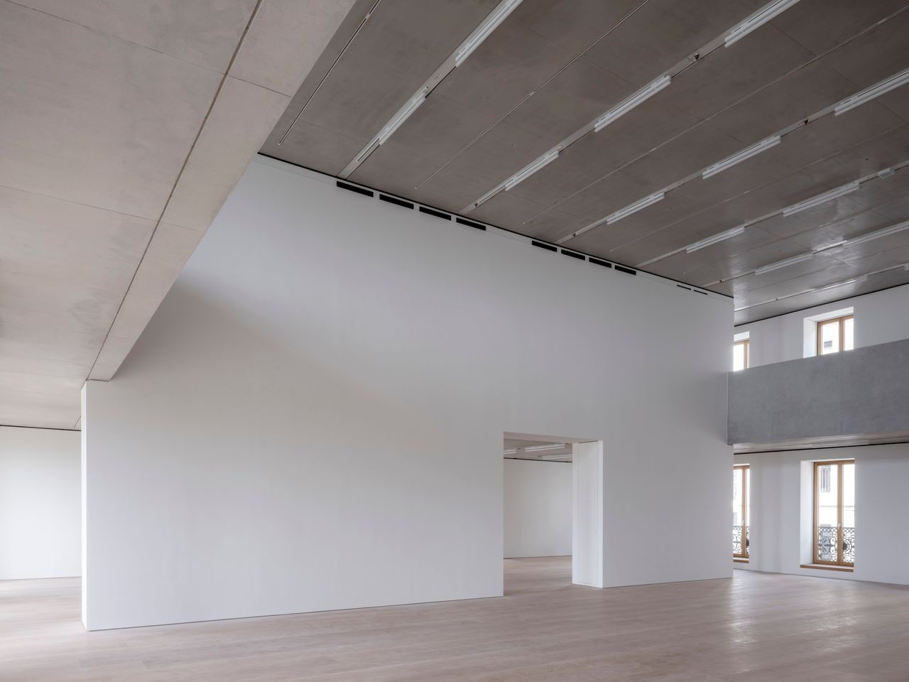 Vista amplia de la sala de exposiciones en la segunda planta del Edificio Pereda en Faro Santander.