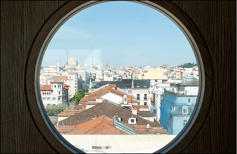 Interior del gran arco acristalado del Edificio Pereda con vistas a la ciudad de Santander.