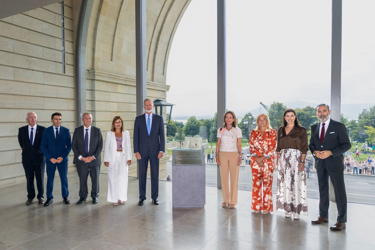 De izquierda a derecha: el arquitecto Sir David Chipperfield; Pedro Casares, delegado del Gobierno en Cantabria; Jordi Hereu, ministro de Industria y Turismo de España; María José Sáenz de Buruaga, presidenta de Cantabrio; S.M. el Rey; Ana Botín, presidenta de Banco Santander; María José González Revuelta, presidenta del Parlamento de Cantabria; Gema Igual, alcaldesa de Santander; y Daniel Vega Pérez de Arlucea, director de Faro Santander, Foto: David S. Bustamante