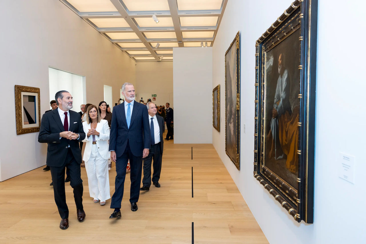 S.M. el Rey visita Faro Santander junto Daniel Vega Pérez de Arlucea, director de Faro Santander, y otras autoridades.