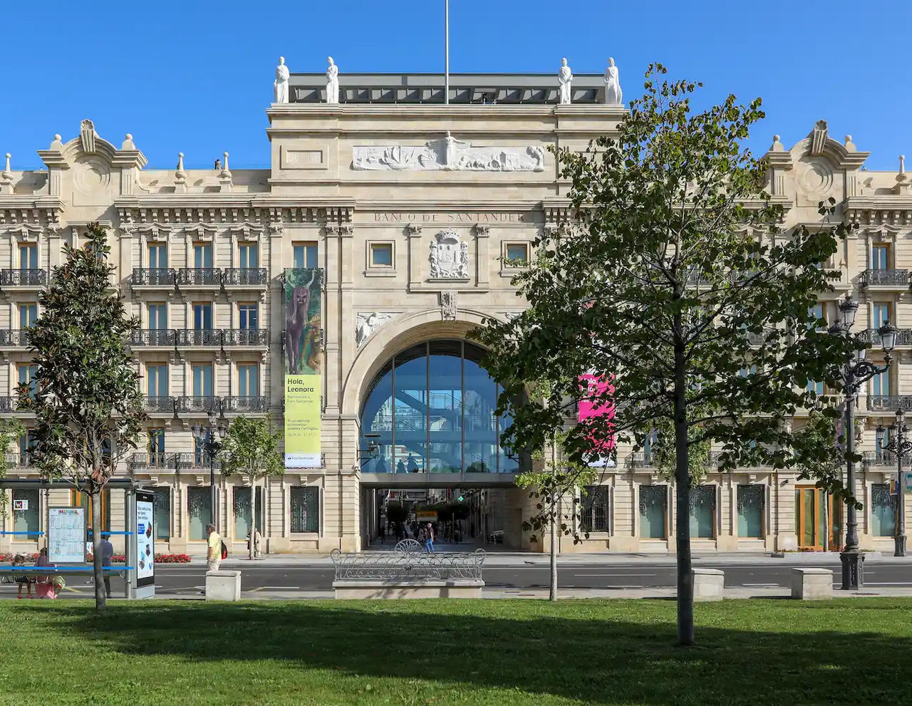 Fachada de Faro Santander