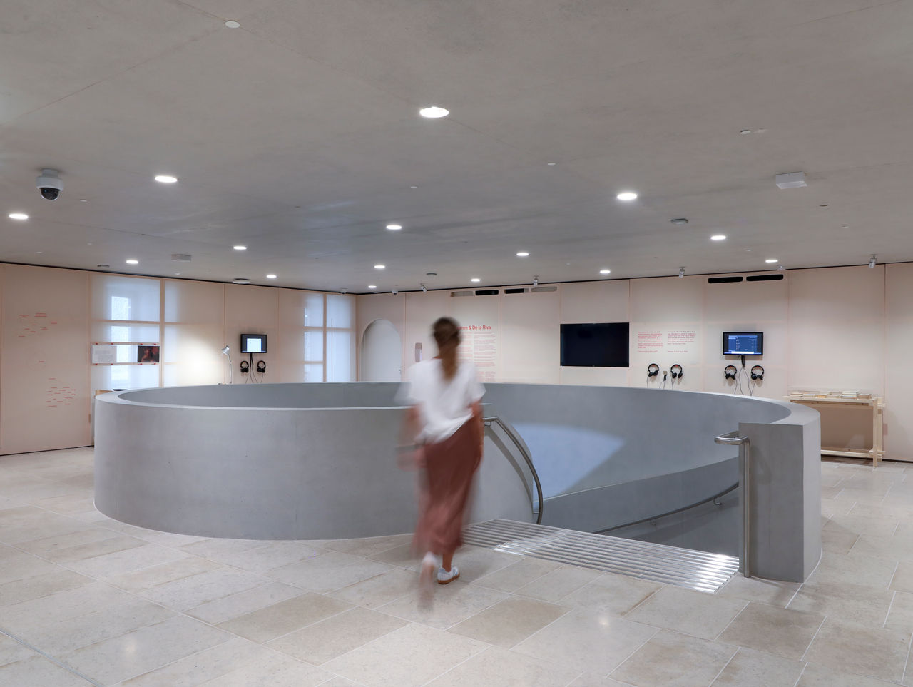 Vista del espacio Marisma en Faro Santander, donde actualmente se exponen los proyectos seleccionados en la primera edición del programa de ayudas.